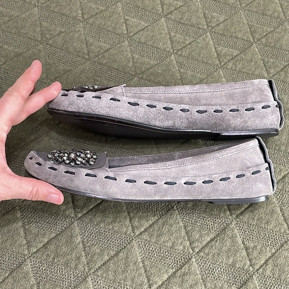 Vera Wang gray suede flats/ moccasins size 9 - Picture 5 of 10